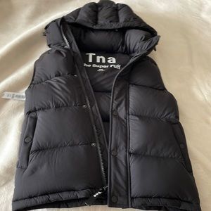NWT Aritzia The Super Puff Vest in black color with detachable hood.